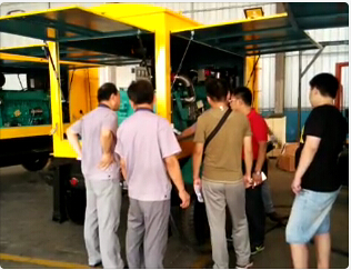 小黄片下载链接技术团队与工厂工作人员讨论产品